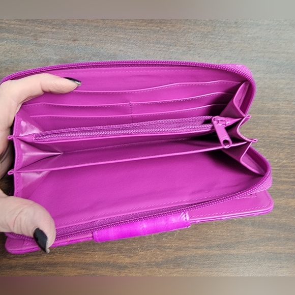 New-Beautiful Magenta/Pink Lee Sands Eelskin Wallet W/ RFID Protection - Picture 9 of 9
